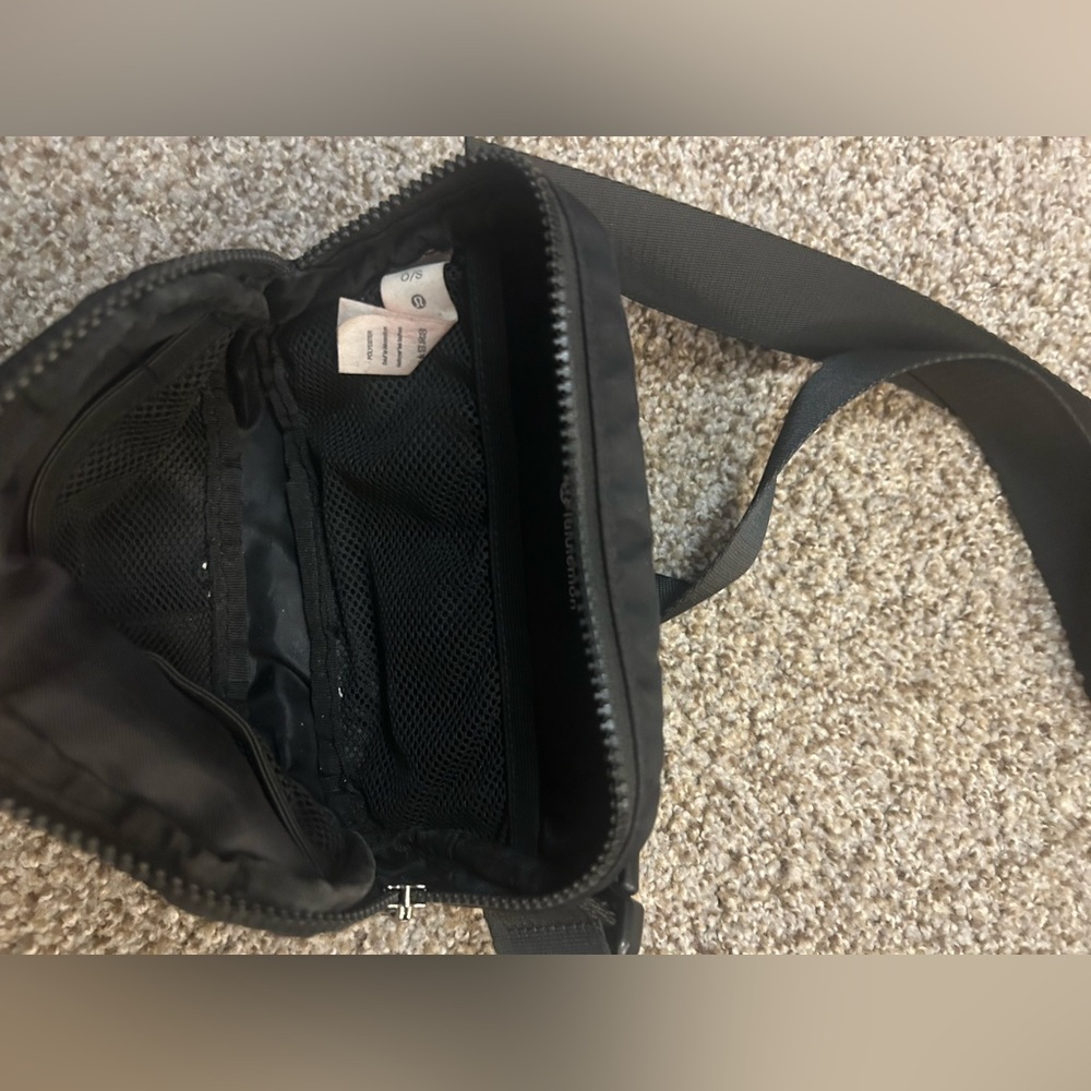 Lululemon Everywhere Belt Bag Black 1L Adjustable Strap MSRP $70 - Picture 5 of 5